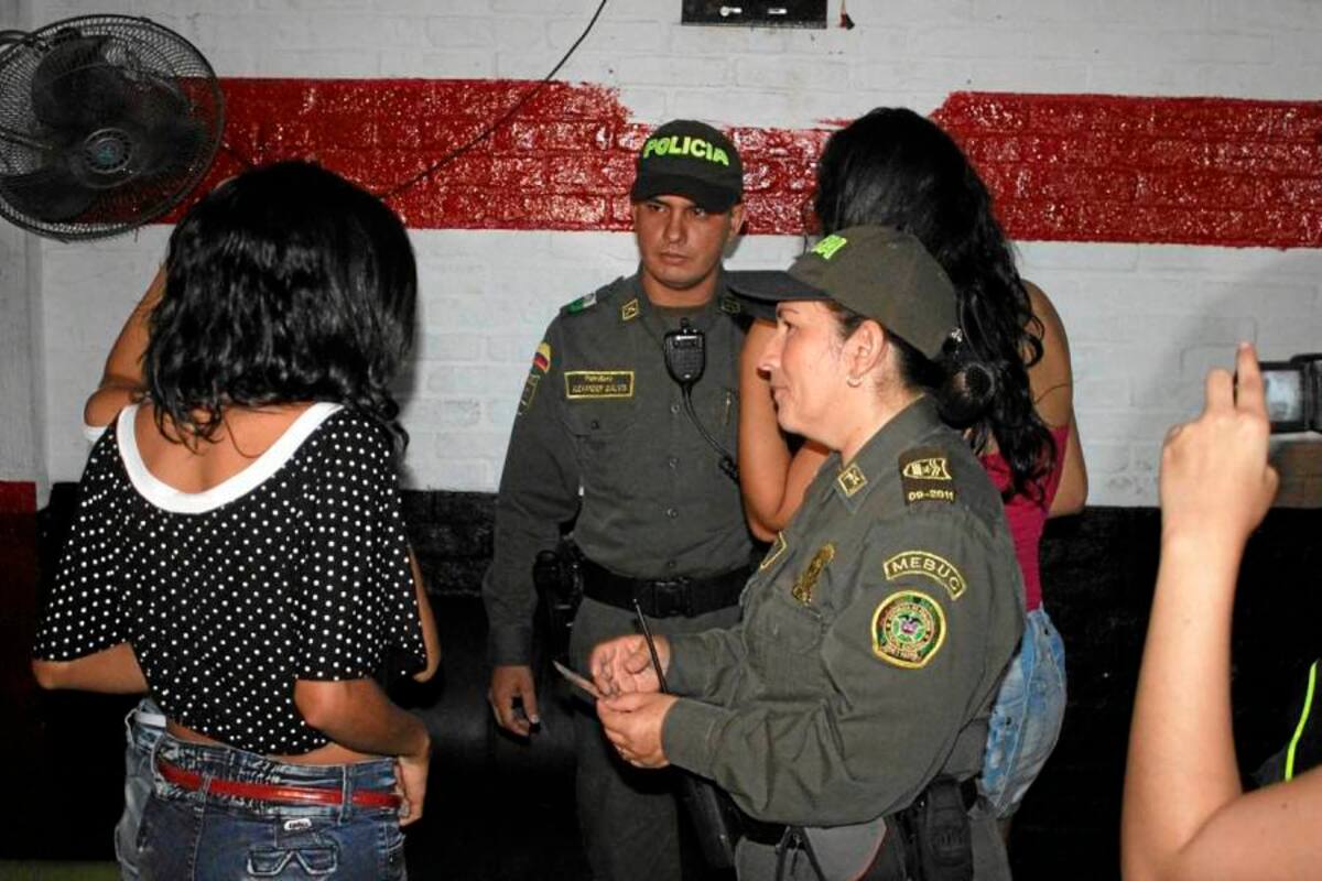 Los adolescentes que son sorprendidos por las autoridades violando el ‘toque de queda’ son conducidos a una comisaría de familia donde deben ser recogidos por sus padres. (Foto: Archivo/VANGUARDIA LIBERAL)