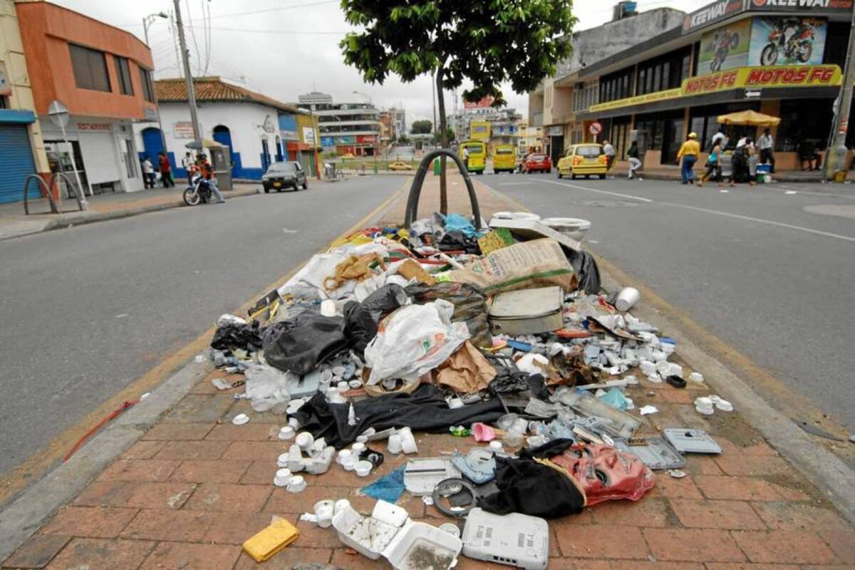 Este es el separador más desaseado de la carrera 15. La falta de cultura ciudadana y la poca diligencia de los operarios de la empresa de recolección de basura permiten que todos los días se vean escenas tan desagradables como las que hoy mostramos en esta radiografía periodística.