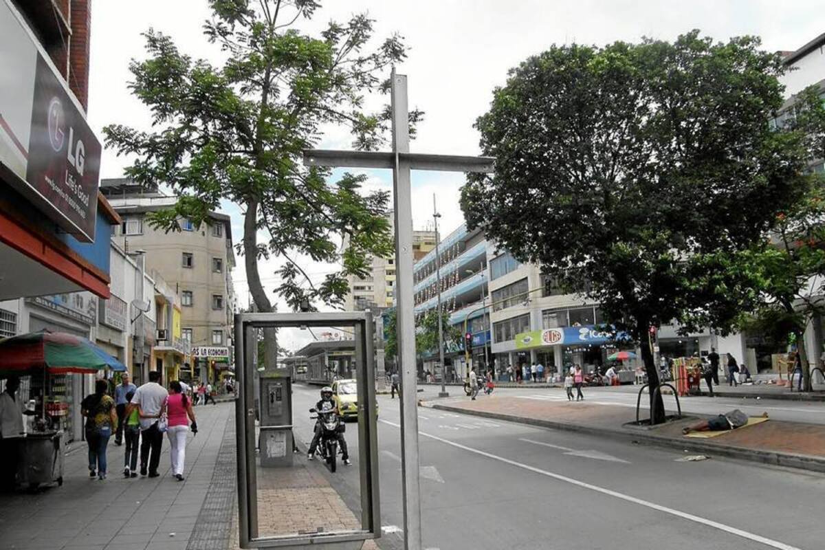 La señalización y el moderno mobiliario que se implementó con la entrada en vigencia de Metrolínea sobre la carrera 15 requieren, con urgencia, de una brigada de mantenimiento. Para la muestra esta imagen, la cual da cuenta del deterioro que reina en la zona.