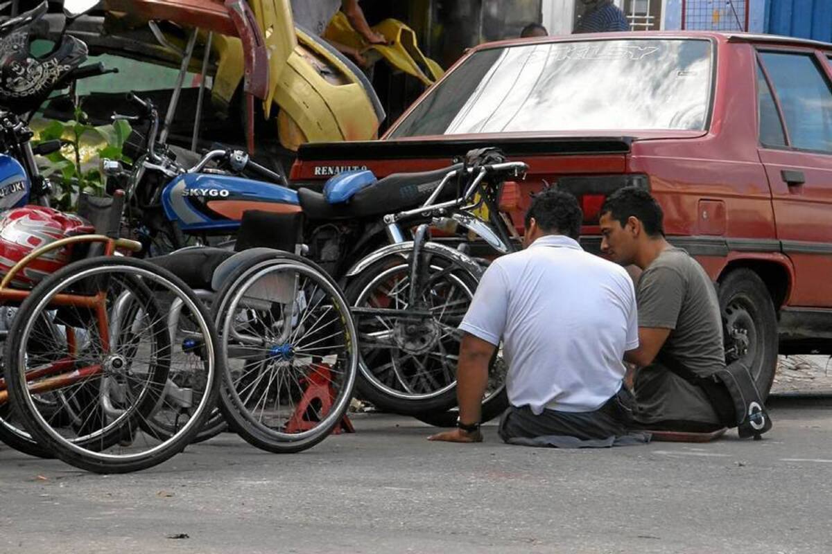 Es inadmisible que en plena carrera 15, algunos dueños de talleres de mecánica se ubiquen sobre los andenes y sobre la calzada para arreglar los carros y las motocicletas de sus clientes. ¿Dónde estarán los inspectores de la Corporación del Espacio Público?