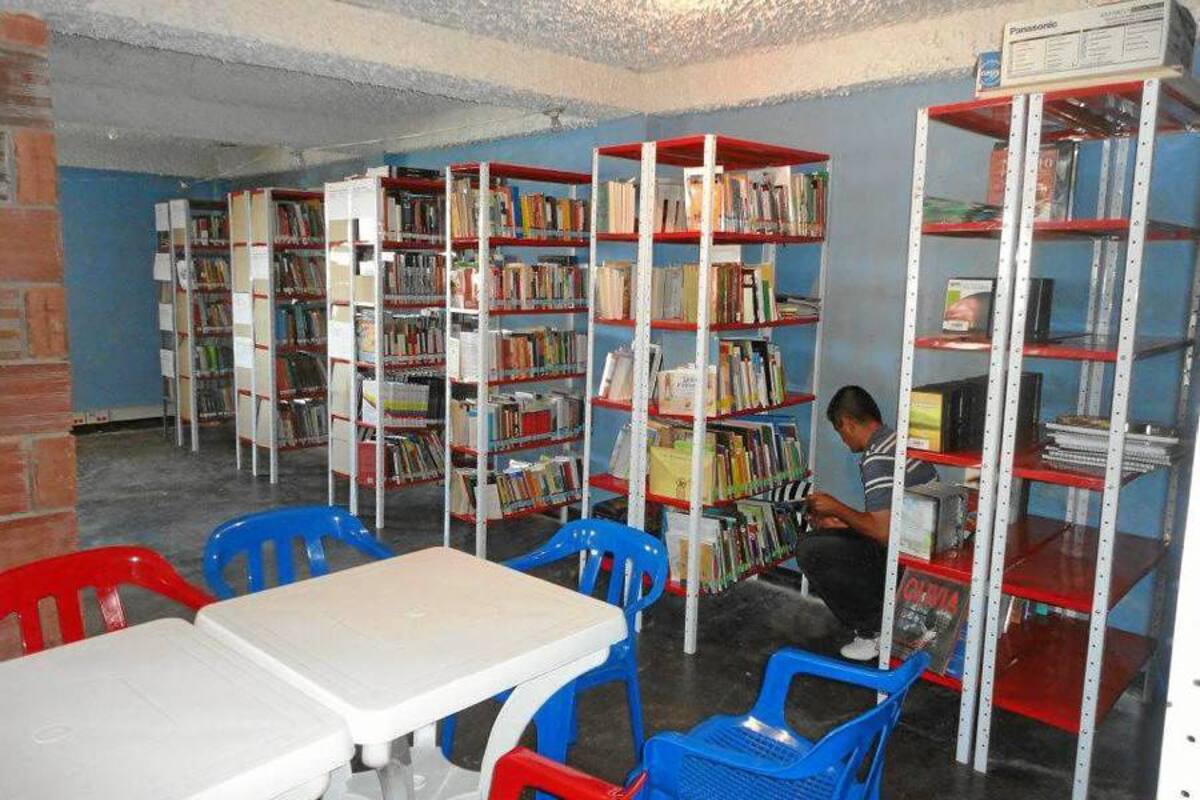 Este valioso material entregado por el Ministerio de Cultura en 2011, a través del Programa Nacional de Dotación de Bibliotecas Públicas es explorado diariamente por un promedio de 32 personas, especialmente niños. (Foto: Suministrada/VANGUARDIA LIBERAL)