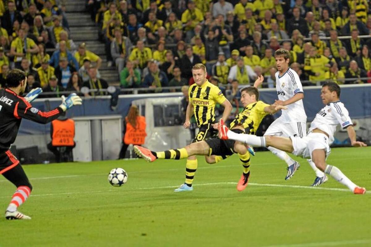 El polaco Robert Lewandowski, con su póker de goles, dejó al Borussia Dortmund cerca de la final de la Liga de Campeones y ahora deberán mostrar el mismo orden y la misma entrega en la casa del Real Madrid para llegar el próximo 25 de mayo al estadio londinense de Wembley. Los teutones por ahora le ganan la puja a los equipos españoles, pues al igual que el Madrid, Barcelona se llevó de regreso cuatro goles de Múnich. (Foto: AFP / VANGUARDIA LIBERAL )