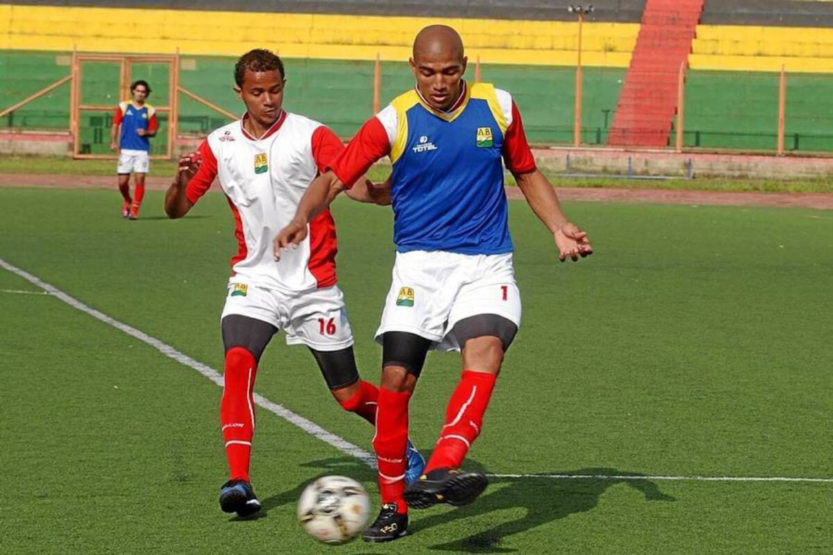 Atlético Bucaramanga sigue trabajando con miras al debut en el Torneo Postobón de 2012, en donde esperan lograr el anhelado ascenso. En la gráfica el defensor Raúl Cuesta (peto) marca al delantero Camilo Piedrahita, quien parece ser ficha clave en el andamiaje del técnico Álvaro de Jesús Gómez. (Foto: Jaime del Río / VANGUARDIA LIBERAL )