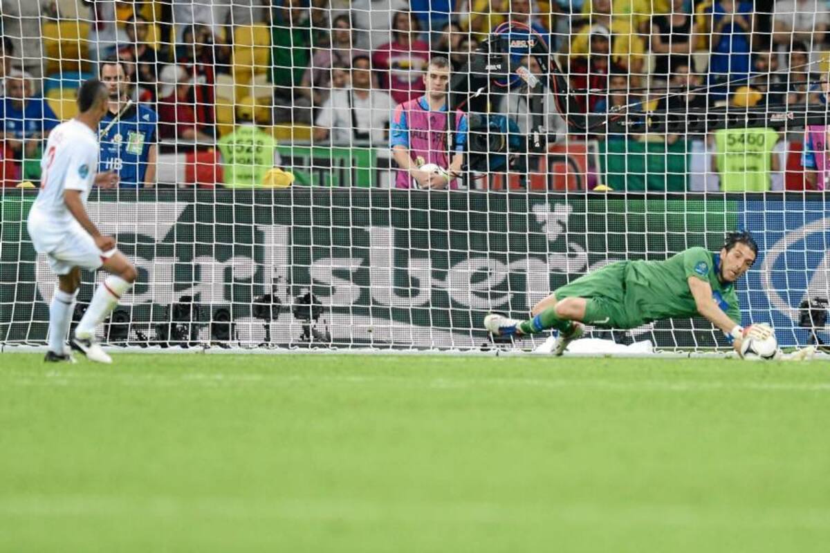 El arquero Gianluigi Buffon de Italia tapó magistralmente el penalti lanzado por Ashley Cole de Inglaterra durante el partido por los cuartos de final de la Eurocopa 2012 disputado ayer en Kiev (Ucrania). Italia ganó 4-2 tras la ronda de penaltis. (Foto: AFP / VANGUARDIA LIBERAL)