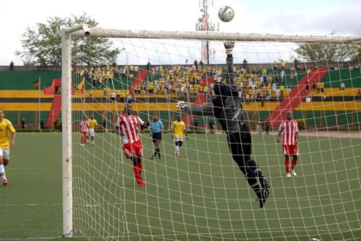 El cobro de tiro libre de Andrés Sarmiento fue una de las opciones claras que tuvo ayer Atlético Bucaramanga en el primer tiempo, pero el esférico se fue por encima del horizontal.(Foto: Jaime del Río / VANGUARDIA LIBERAL)