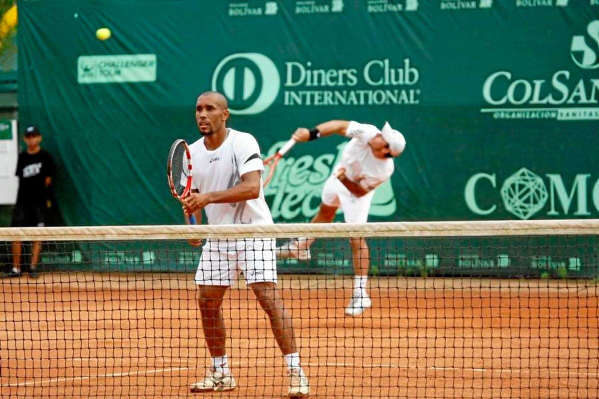 Ayer también se inició la disputa del cuadro principal en la modalidad de dobles. En la gráfica los brasileños Fernando Romboli y Julio Silva, que jugaron ante el francés Jonathan Eyressic y el peruano Mauricio Echazú. (Foto: César Flórez / VANGUARDIA LIBERAL)