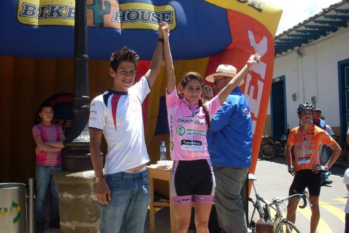 La santandereana Angélica María Uribe vestida de líder del Novato de Oro, prueba de la que se coronó campeona, aparece acompañada por el vigente campeón del Tour del Porvenir, el cundinamarqués Esteban Chaves, quien también ganó esta competencia en el pasado. (Foto: Suministrada / VANGUARDIA LIBERAL)