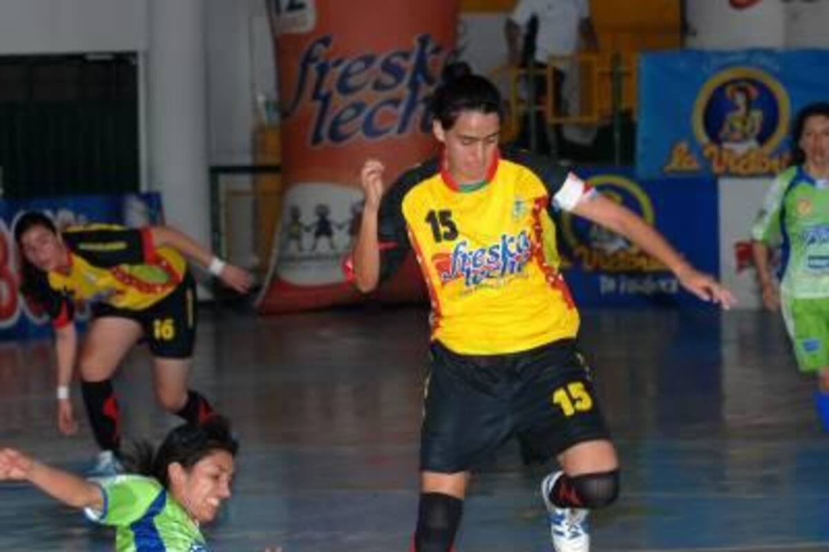 Una de las jugadoras fundamentales en el andamiaje de Independiente Santander, es su capitana, Silvia Carolina Quintero, ella maneja el balón, pone la pausa o acelera el juego de acuerdo a lo que se necesite y como si fuera poco, tiene gol, pero su salida perjudicó al equipo, que terminó igualando a dos goles con Real Cachacas de Bogotá.(Foto: Jaime del Río / VANGUARDIA LIBERAL)