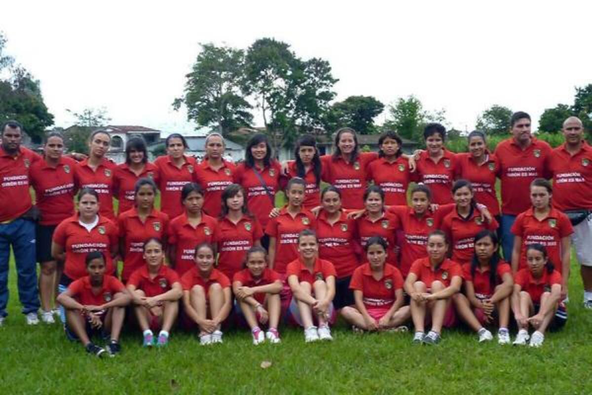 Este es el Club Botín de Oro de Girón que logró de manera invicta el sub título en el Torneo Hexagonal de fútbol femenino de Palmira, Valle, que se realizó durante la semana santa.(Foto: Suministrada / VANGUARDIA LIBERAL)