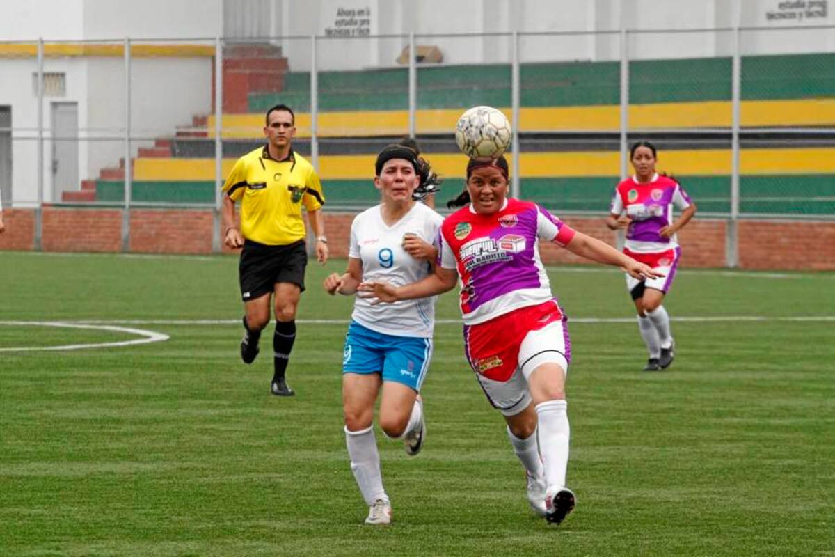 Partido intenso y arduamente disputado, resultó el cotejo entre los finalistas del año pasado, Jordan Publicidad – Reina Sofía y Botín de Oro – Panamericano, el cual dejó como vencedor al primero, que se clasificó para defender la corona del Torneo Femenino de la cancha Marte. (Foto: Nelson Díaz / VANGUARDIA LIBERAL)