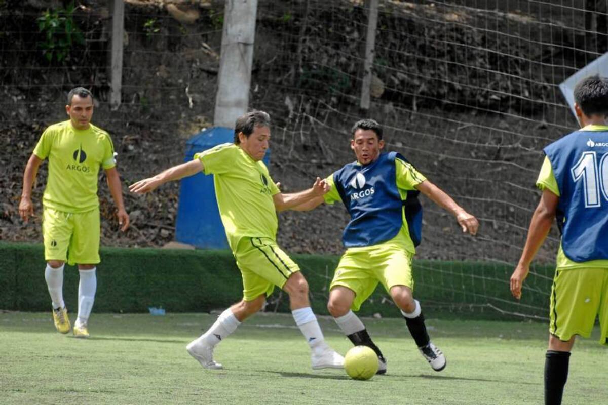 La imagen corresponde a uno de los primeros partidos del Torneo Argos – 2012 de fútbol sala para maestros de obra, en el cual se enfrentaron los quintetos de Diseñar Constructora y Cosmos Construction, que terminó con victoria para el primero por 9 – 2. (Foto: Jaime del Río / VANGUARDIA LIBERAL)