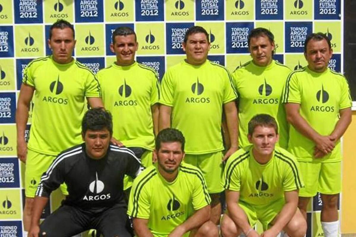 Este es el equipo de Ferretería El Canelo, que se coronó campeón del Torneo Argos – 2012 de fútbol sala para Maestros de Obra, al derrotar en la final a Cacique Centro Comercial por 6 – 4. (Foto: Suministrada / VANGUARDIA LIBERAL)