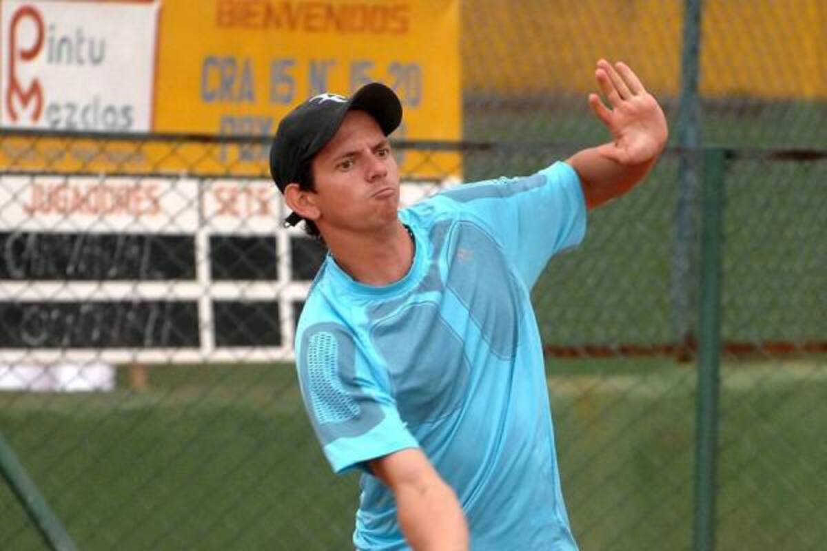 Augusto Cornejo, en representación del conjunto Versalles, derrotó con marcador 6-1, 6-1 a Álvaro Ayala, de la Essa, en partido de la categoría intermedia jugado ayer en el marco del Torneo de Tenis Raza 2010. (Foto: Jaime del Río / VANGUARDIA LIBERAL)