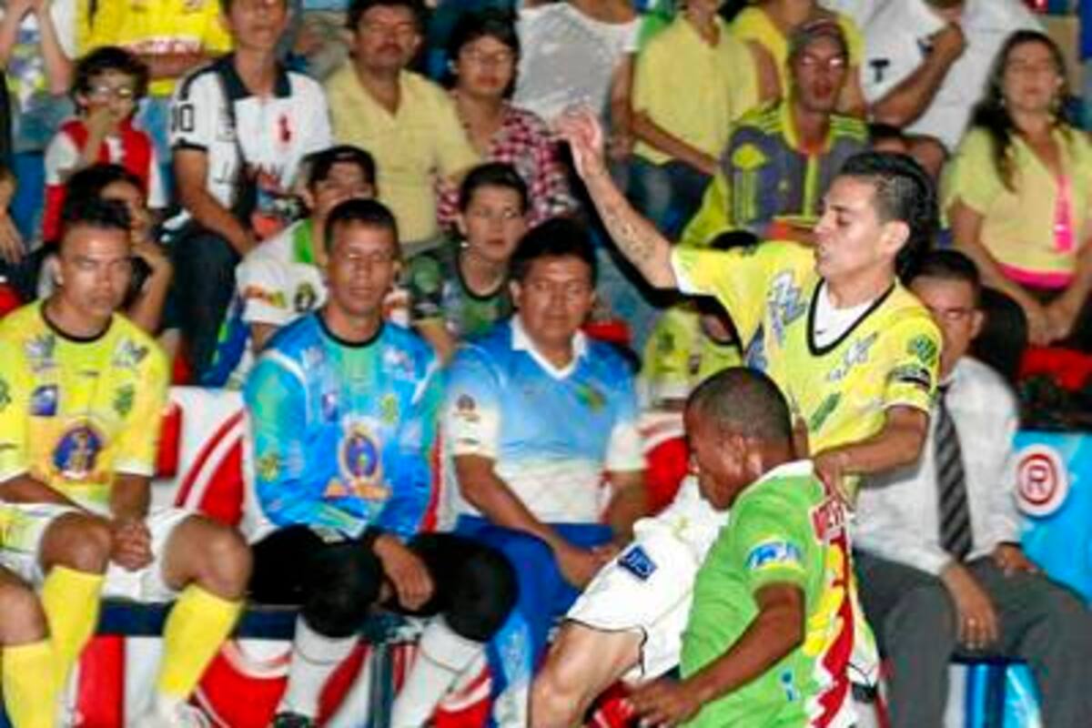 Bucaramanga FSC derrotó 6-1 a Rinocerontes FSC y mantuvo el liderato del Grupo A de la Copa Postobón Profesional de Microfútbol con 15 puntos, uno más que Barrancabermeja CF. (Foto: Nelson Díaz / VANGUARDIA LIBERAL)