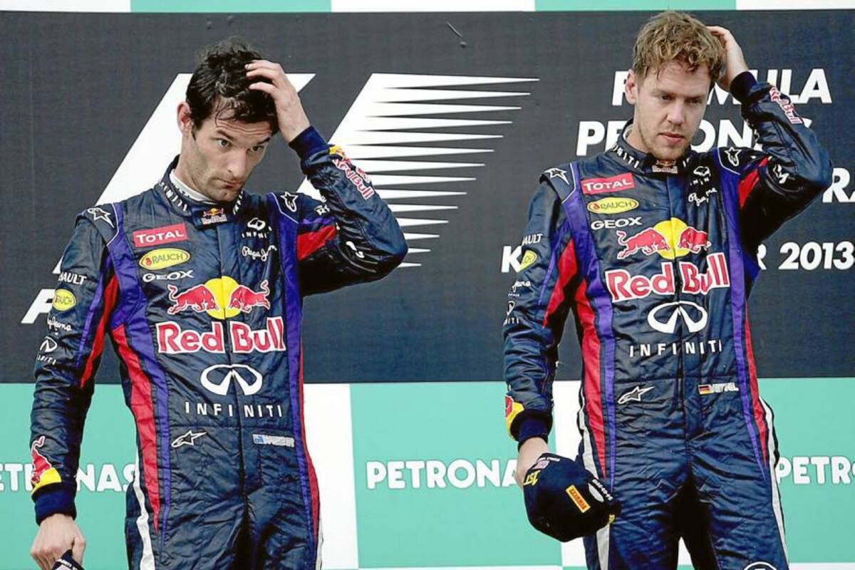 La imagen muestra claramente la tensión en el podio entre los pilotos de Red Bull, el alemán Sebastián Vettel, que ganó la carrera en Malasia; pese a que el equipo había impartido una orden; sobre el australiano Mark Webber, que iba primero en el tramo final de la competencia. (Foto: EFE / VANGUARDIA LIBERAL)