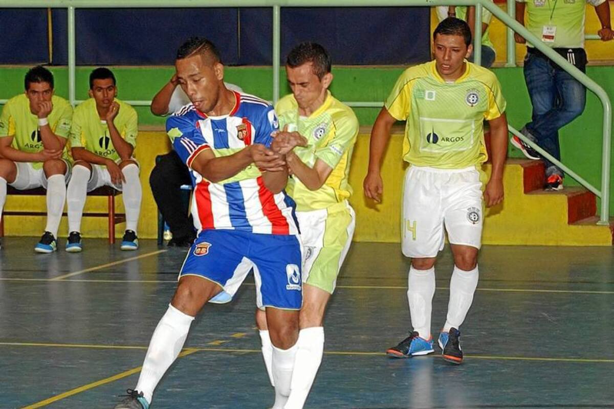 Partido intenso, y jugado mano a mano en el primero tiempo por Real Bucaramanga, pero dominado ampliamente en la complementaria por Gremio Samario, se jugó ayer en el coliseo de la UIS por la cuarta fecha de la Liga Argos de Fútbol Sala, que ganó el visitante por 2 – 5. (Foto: Jaime del Río / VANGUARDIA LIBERAL)