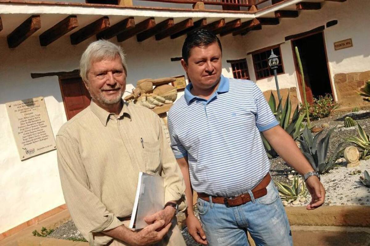 En la imagen el maestro Gernot Minke acompañado del alcalde de Barichara, Iván Alonso López Vesga quienes durante este fin de semana realizaran actividades en el marco de la celebración del Patrimonio Cultural Patiamarillo. (Foto: Suministrada Raúl Moreno / VANGUARDIA LIBERAL)