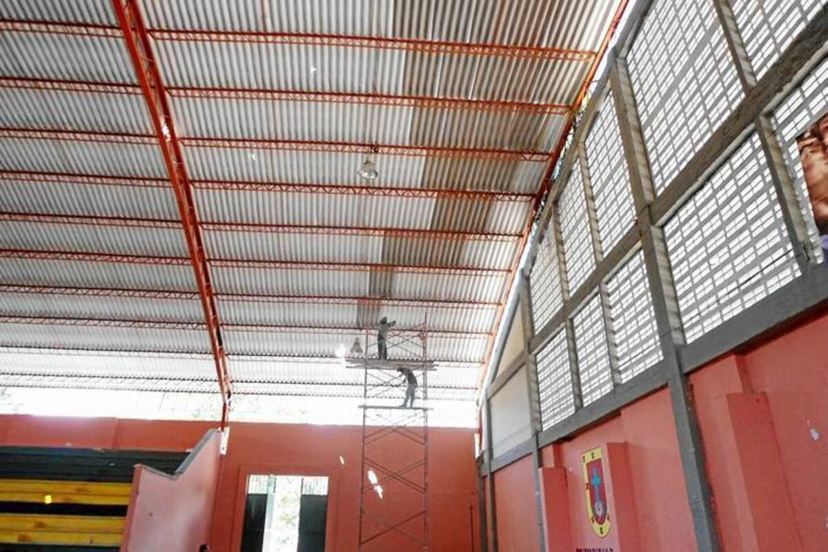 En el coliseo Lorenzo Alcantuz de San Gil se vienen ejecutando trabajos de mantenimiento que incluyen pintura, cambio de tejas, arreglo del maderamen. (Foto: Nancy Acuña R./VANGUARDIA LIBERAL)