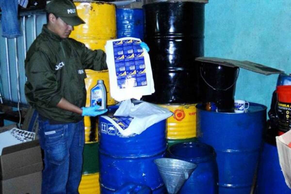 Tras el allanamiento las autoridades procedieron a incautar el aceite adulterado el cual quedó a disposición de la Fiscalía. (Foto: Suministrada/VANGUARDIA LIBERAL)