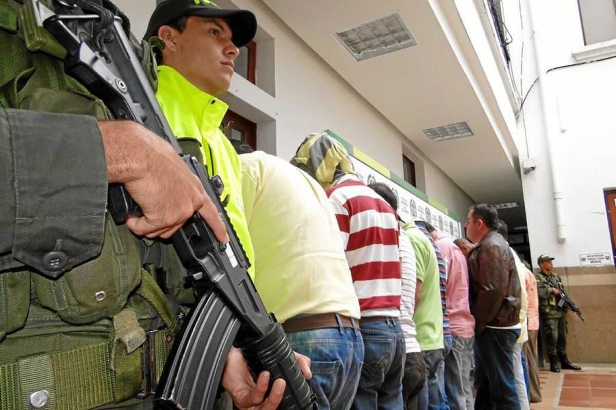 Los capturados fueron traídos desde diferentes partes del país en un avión de la Policía que aterrizó el miércoles en la noche en el aeropuerto Palonegro de Lebrija. (Foto: Suministrada/VANGUARDIA LIBERAL)