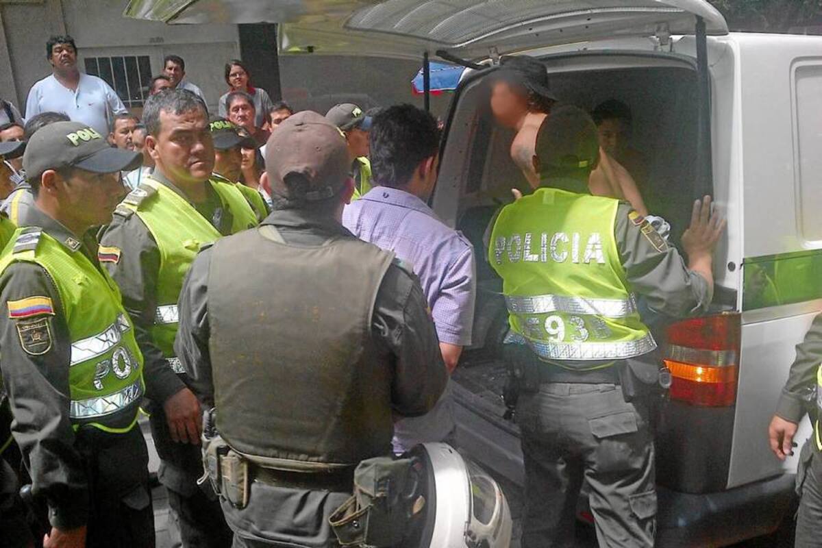 La gresca se presentó en la calle 35 con carrera 18, donde una multitud se amontonó para ver lo que pasaba. (Foto: Julio César Alvarado/VANGUARDIA LIBERAL)