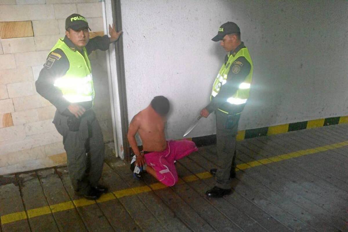 Según las autoridades, este hombre habría intentado enfrentarse a la Policía con un cuchillo, en medio de un operativo de recuperación del espacio público. (Foto: Julio César Alvarado/VANGUARDIA LIBERAL)