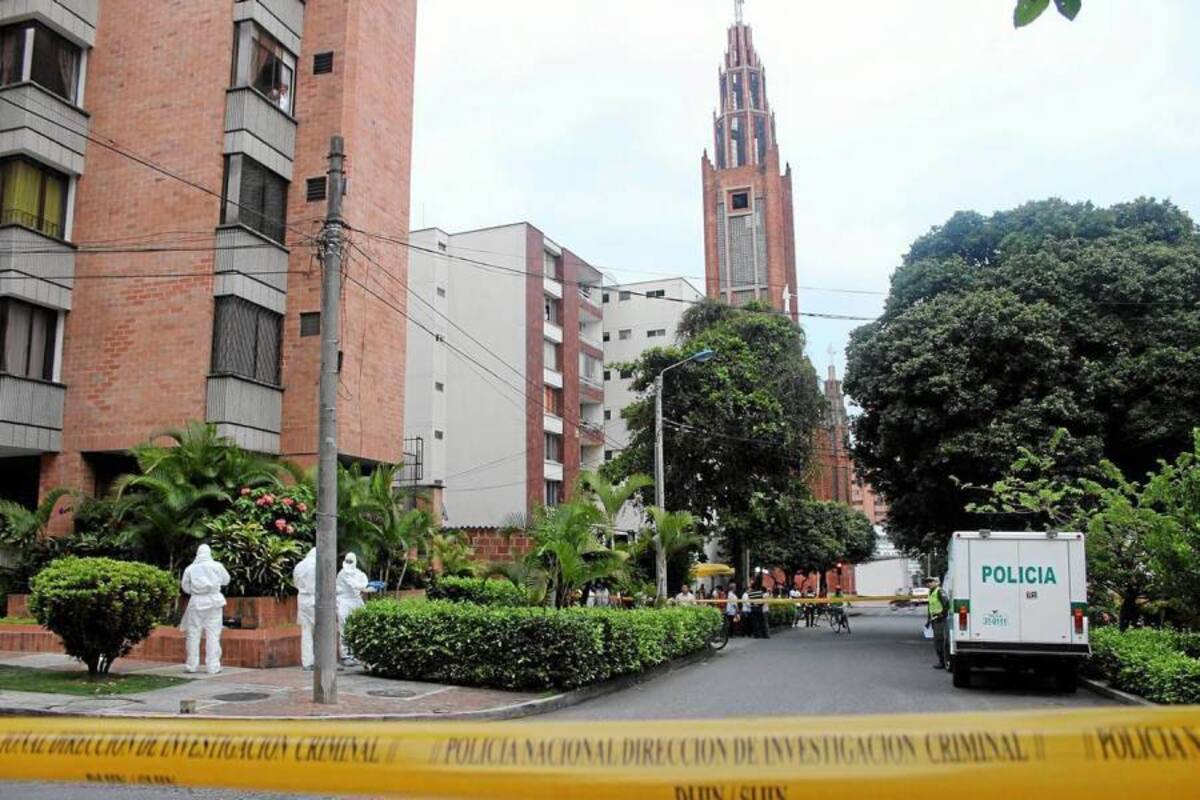 Integrantes de la Sijín de la Policía fueron los encargados de hacer el levantamiento del cadáver de María Antonia Parra Rivera, quien fue asesinada el sábado a las 5:00 de la tarde a pocos metros de la iglesia de San Pedro Claver (Sagrado Corazón de Jesús). (Foto: Mauricio Betancourt/VANGUARDIA LIBERAL )
