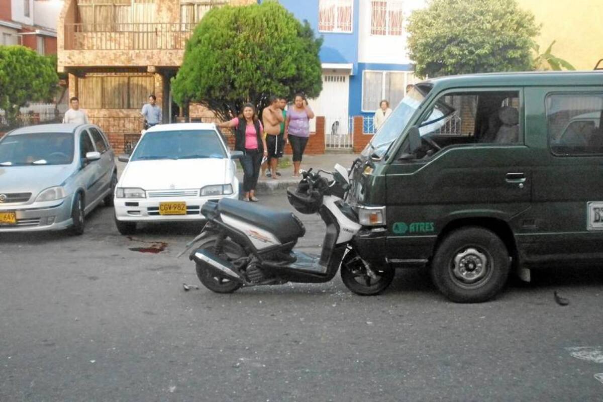 Así quedó la buseta escolar luego del accidente en el que perdió la vida Juan David Otero, de 28 años. Las ocho estudiantes y la conductora que iban en este vehículo resultaron ilesas. (Foto: Marco Valencia / VANGUARDIA LIBERAL)