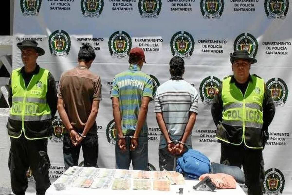 Los capturados quedaron a órdenes de la Fiscalía por los delitos de hurto calificado y porte ilegal de armas de fuego. (Foto: Suministrada/VANGUARDIA LIBERAL)