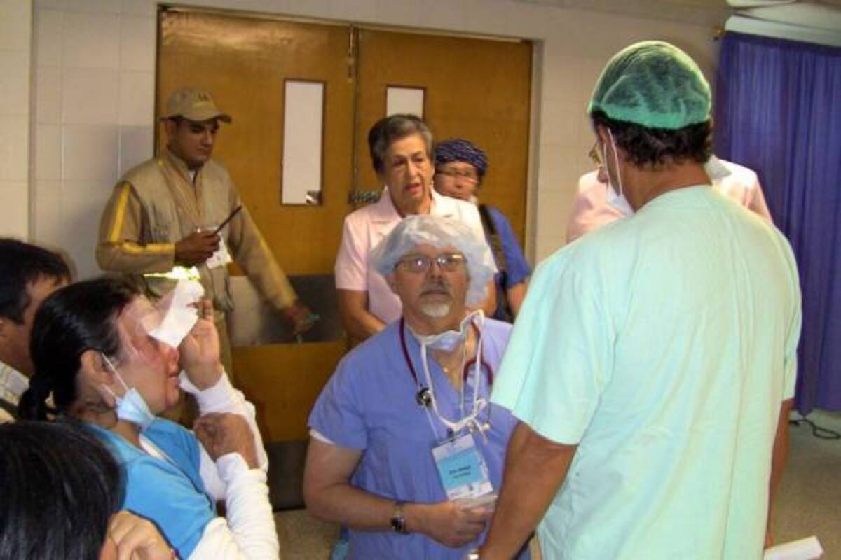 Instantes previos a la cirugía el médico habló por varios minutos con la víctima, quien no dejó de darle las gracias a los integrantes de la Misión Milwaukee-Wisconsin.