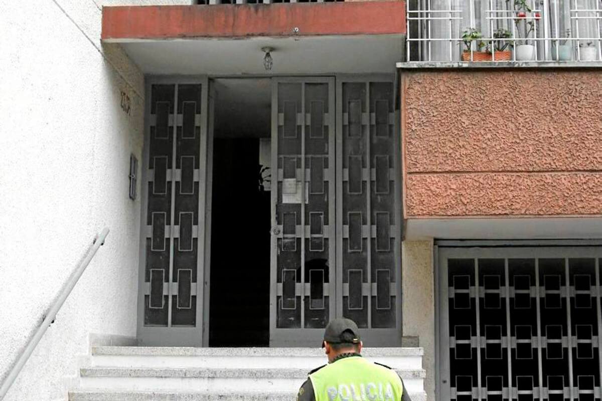 Según los vecinos del sector, los asaltantes vigilan las casas y apartamentos y luego regresan a realizar los robos. Una mujer obesa y de estatura media es vista con frecuencia frente a esta edificación. (Foto: Marco Valencia / VANGUARDIA LIBERAL )