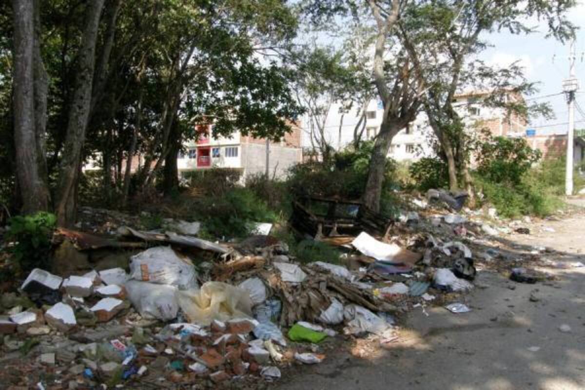 La calle más contaminada de Campo Verde está llena de enseres, basuras y escombros que no se han removido. (Foto: Sully Catherine Santos H./VANGUARDIA LIBERAL)