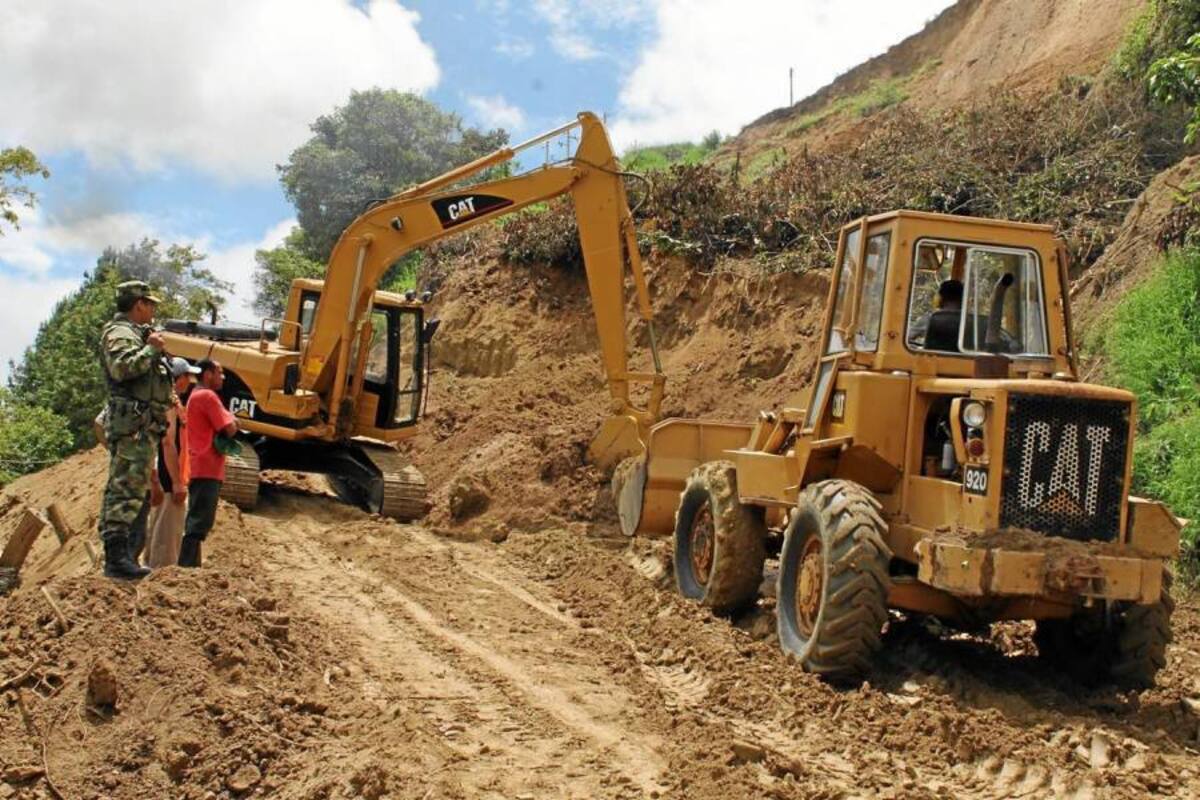 La Alcaldía de Piedecuesta suministró el combustible y el Batallón la maquinaria para remover el deslizamiento que cayó en zona rural de Piedecuesta. (Foto: Suministrada/VANGUARDIA LIBERAL)
