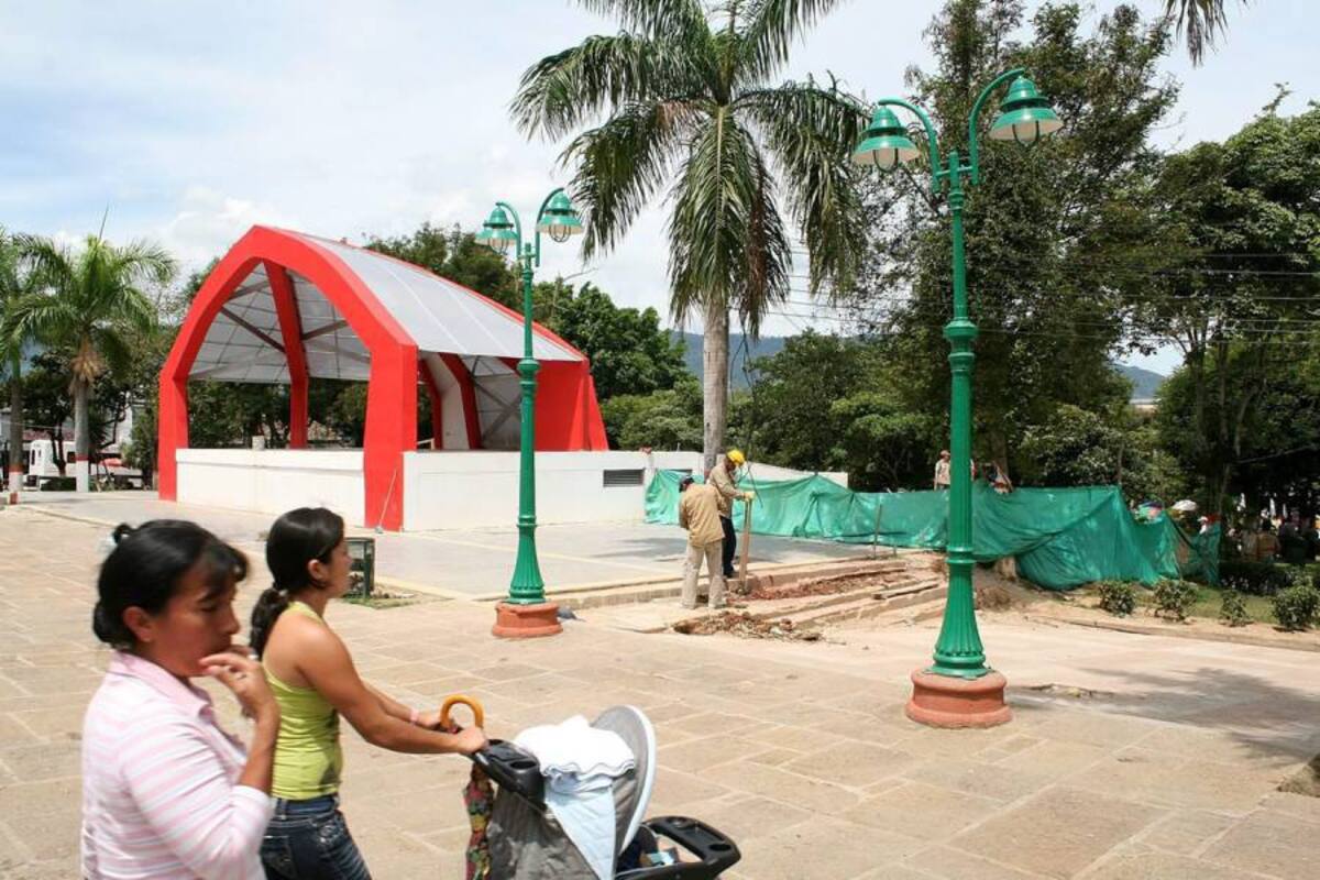 Organismos estatales solicitan adelantar cuanto antes veedurías de control a las obras de construcción de la tarima del parque central de Piedecuesta, ante el demorado proceso de realización. (Foto: Archivo/ VANGUARDIA LIBERAL )
