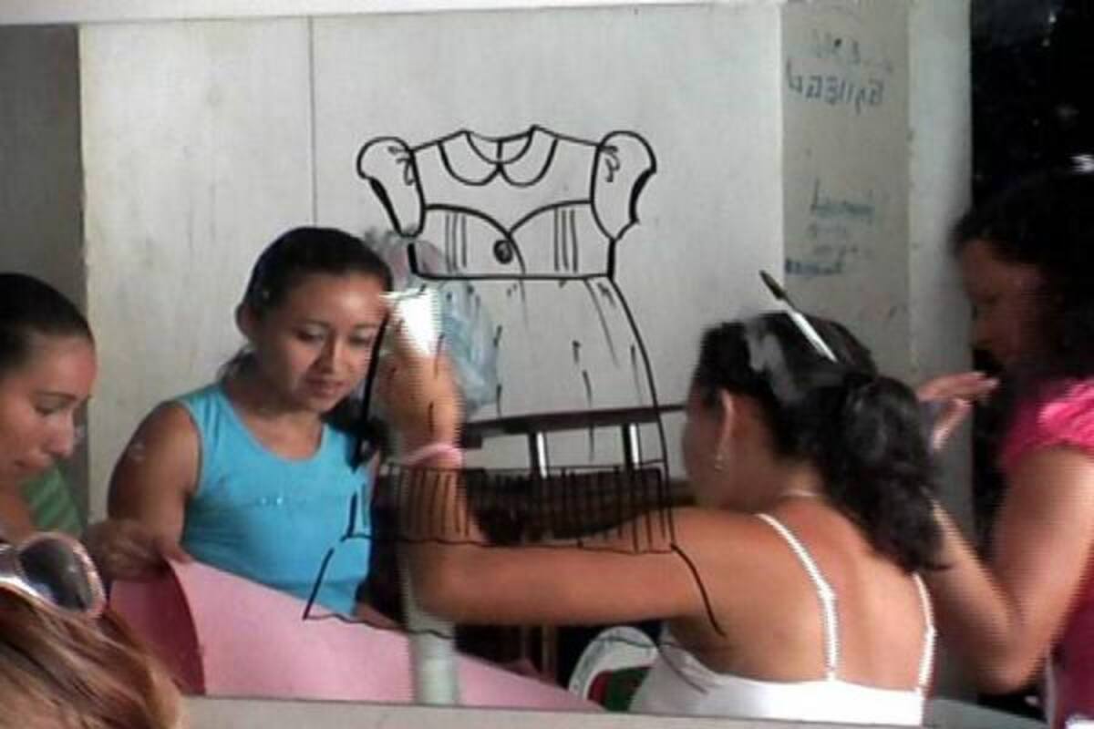 Al menos 78 mujeres y 2 hombres culminaron con éxito su curso de capacitación gratuita en Patronaje Infantil y Producción de Pijamas.(Foto: / VANGUARDIA LIBERAL)