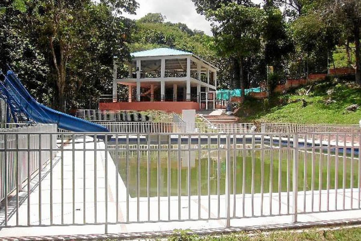 La piscina del Balneario de Palmas del Socorro, que fue remodelado y empezará a operar, quedó con enchapado. Las instalaciones tienen un kiosco para el restaurante, una zona para recepciones, área para asados y nueva batería de baños. (Foto: Suministrada /VANGUARDIA LIBERAL )