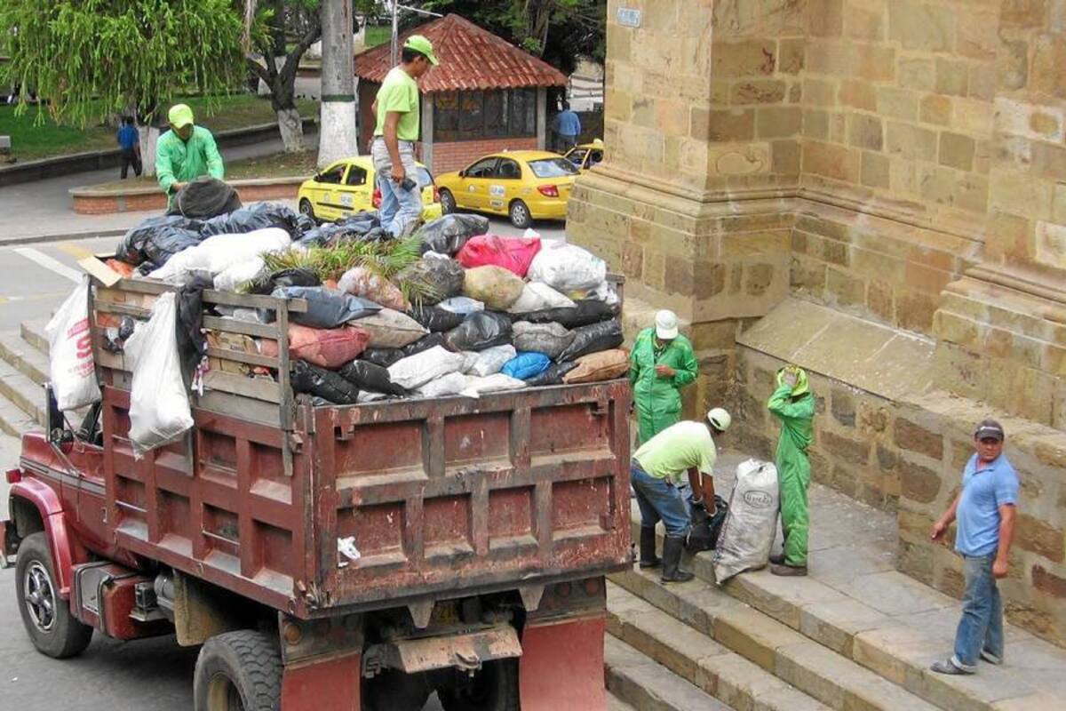 En volquetas se siguen recogiendo gran parte de los residuos sólidos de los socorranos. Este vehículo con personal de la empresa Sespa, hizo el recorrido el martes en la mañana, haciendo caso omiso del compromiso que hizo con el alcalde Humberto Corzo, mediante acta firmada, de emplear sólo los carros autorizados para esta función. (Foto: Nancy Gómez /VANGUARDIA LIBERAL)