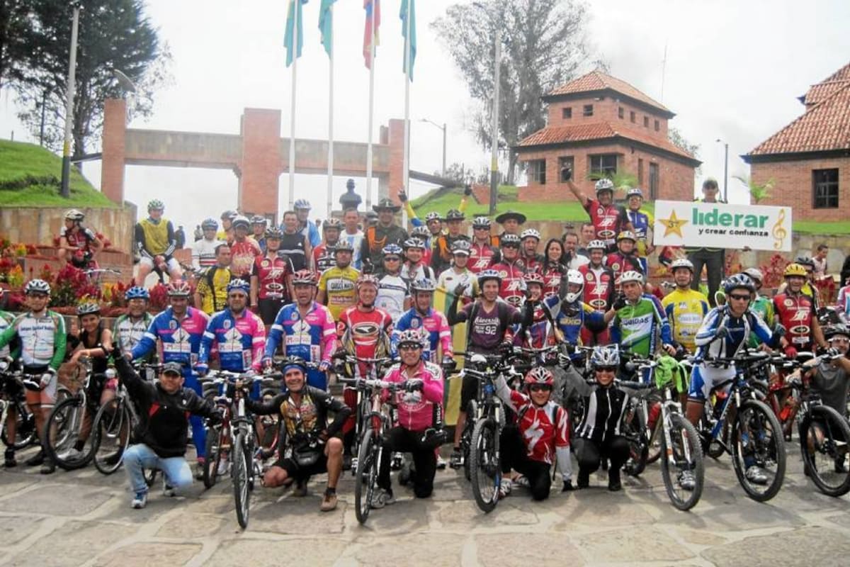 Numerosos ciclomontañistas que participaron de la V Travesía Ruta del Bocadillo y la Panela, cuando fueron recibidos por el T.C. Jorge Evelio Palomino López, Director de la Escuela de Carabineros de Vélez. (Foto: Suministrada/VANGUARDIA LIBERAL)