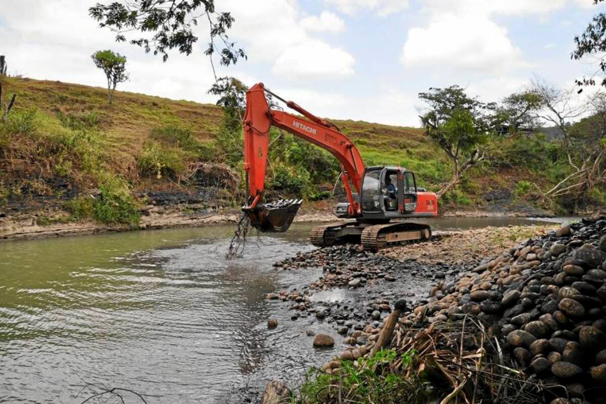 Trabajos de limpieza que ejecuta la retro excavadora en el Río Moniquirá, para mover más de 300 toneladas de piedra, lodo y desechos que arrastró las dos últimas crecientes del río Moniquirá. (Foto: Luis Fernando Martínez Vargas/VANGUARDIA LIBERAL)