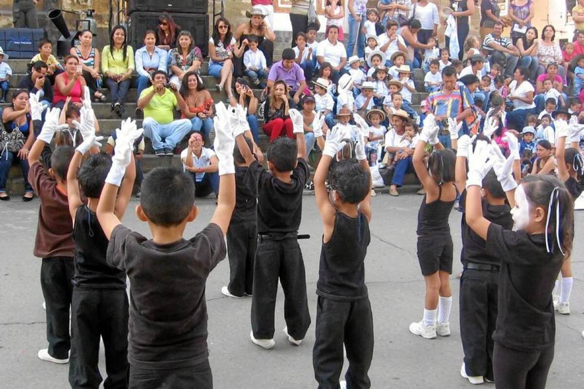 Los menores que acuden a los 19 hogares de madres comunitarias del Socorro, también demostraron sus aptitudes artísticas en el marco de la celebración del mes de la infancia y la recreación. (Foto: Luis Fernando Martínez Vargas/VANGUARDIA LIBERAL)