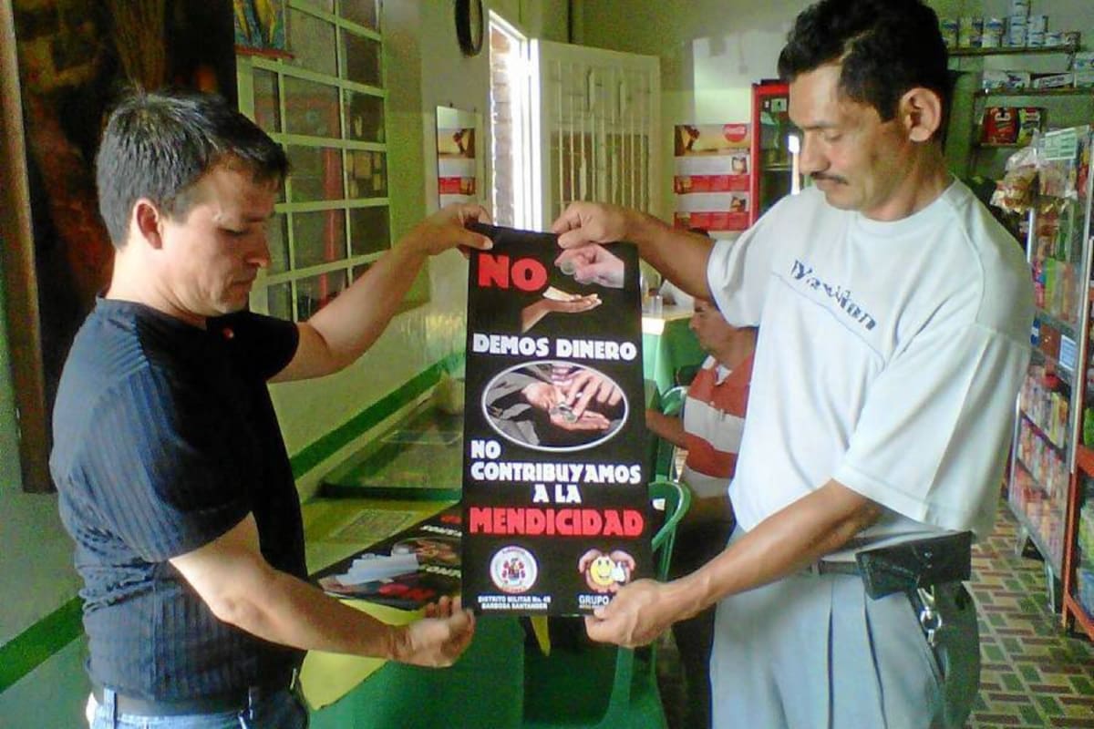 Este es el afiche promocional de la campaña contra la mendicidad que emprendió el grupo JETS de Barbosa, y el comandante del Distrito Militar # 49 de Barbosa. (Foto: Luis Fernando Martínez V. /VANGUARDIA LIBERAL)