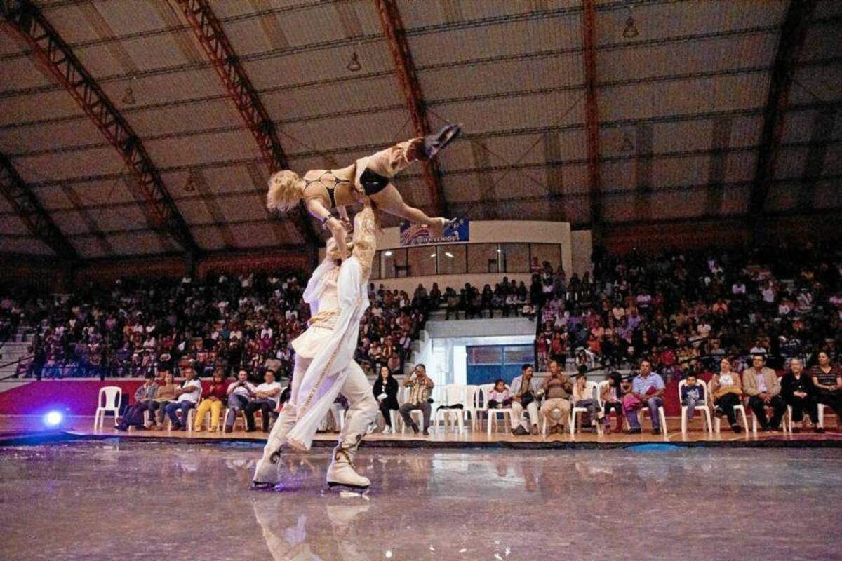Escenas de la obra El Cascanueces, interpretado magistralmente por los patinadores-bailadores, que mostraron todas sus destrezas en la pista de hielo instalada en el coliseo “ciudad dulce” de Moniquirá (Foto: Luis Fernando Martínez V./VANGUARDIA LIBERAL)