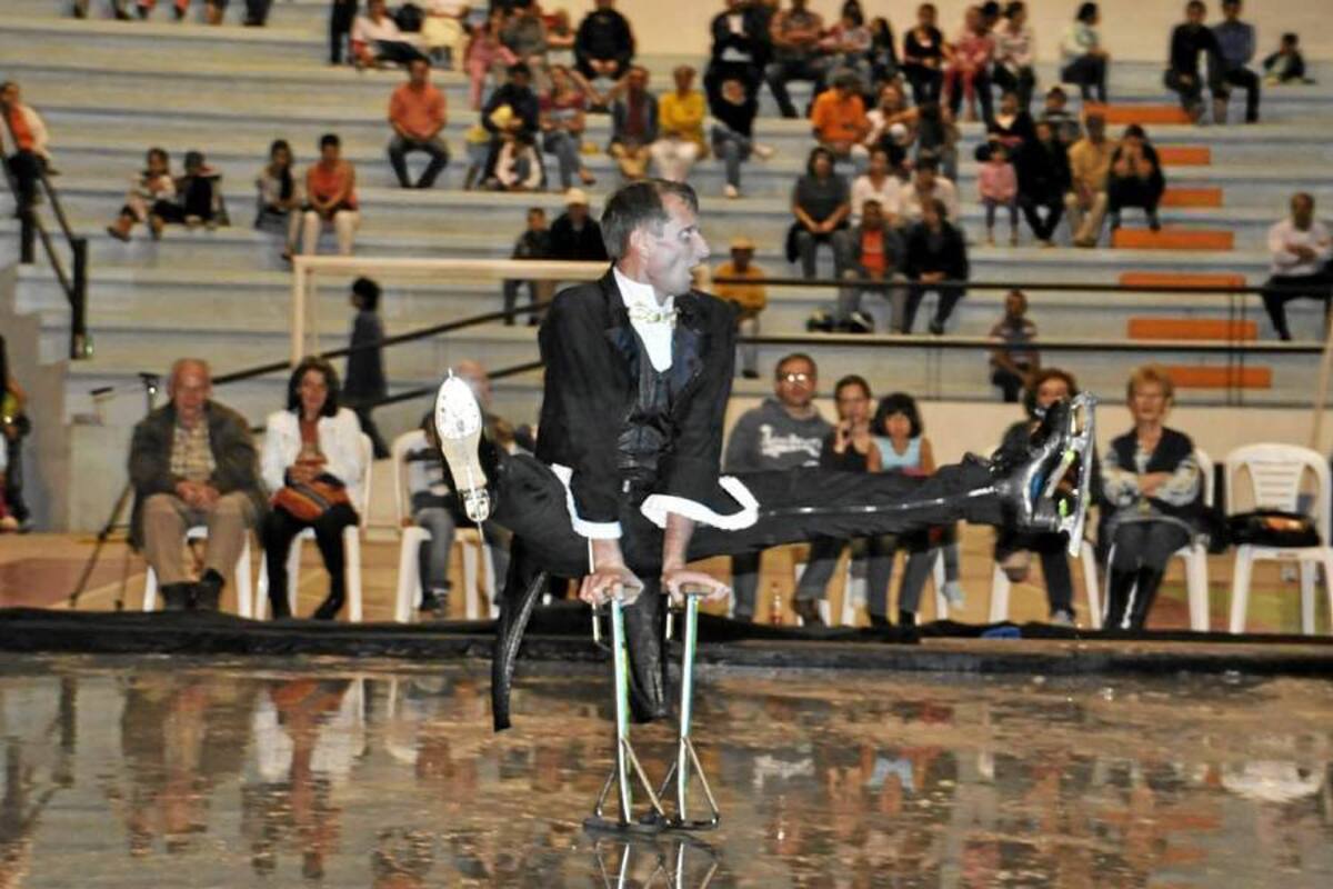 Acrobacias que fueron ejecutadas por los patinadores sobre el hielo, en la segunda parte del espectáculo titulado “divertimento”, donde mostraron algunas piezas musicales del folclor Ruso. (Foto: Luis Fernando Martínez V./VANGUARDIA LIBERAL)
