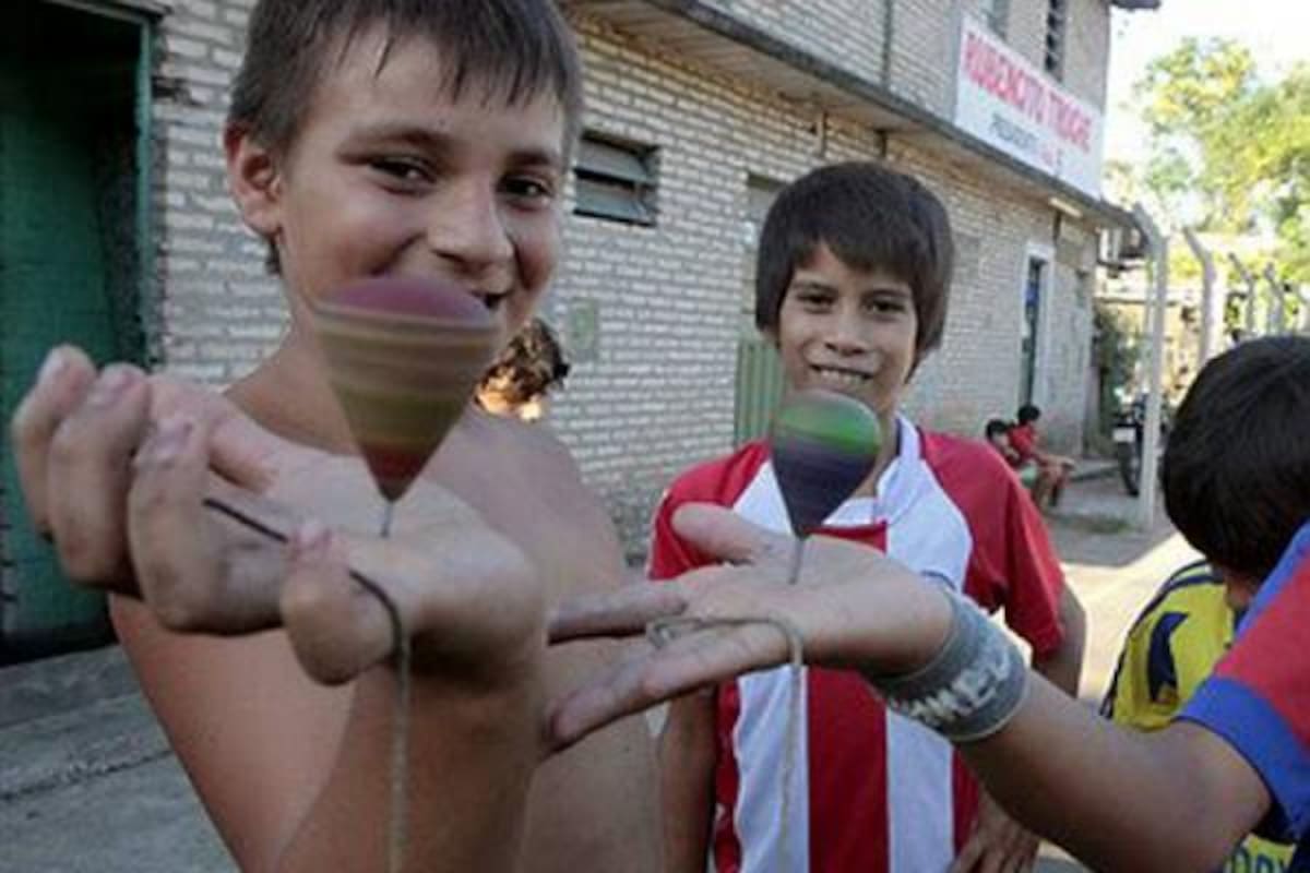 Este domingo, en la carrera novena, en Barbosa, habrá un espacio de recreación para grandes y chicos quienes podrán jugar con trompos, mararayes , aros, entre otros juegos tradicionales.(Foto: Internet /VANGUARDIA LIBERAL)