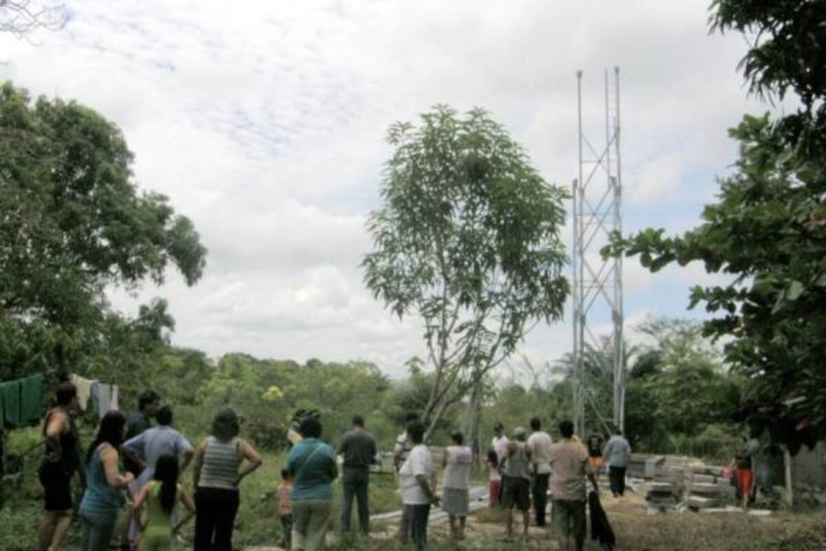 Ayer en la mañana la comunidad afectada se reunió para evidenciar el levantamiento de una nueva antena de telefonía muy cerca a la que ya existe.(Foto: Edgar Pernett/VANGUARDIA LIBERAL)