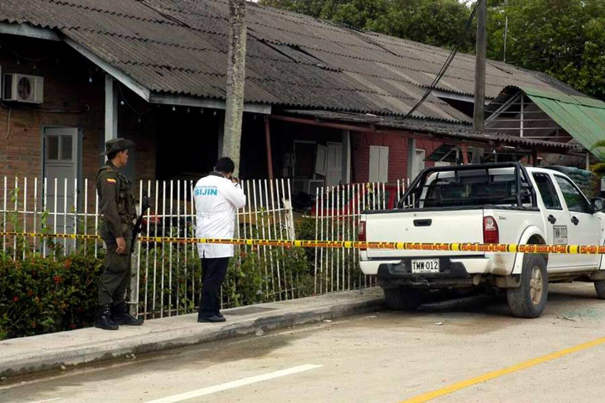 Así quedó la camioneta Chevrolet que se encontraba sobre la carrera 55ª debido a la explosión de la granada. (Foto: Édgar Pernett/VANGUARDIA LIBERAL)