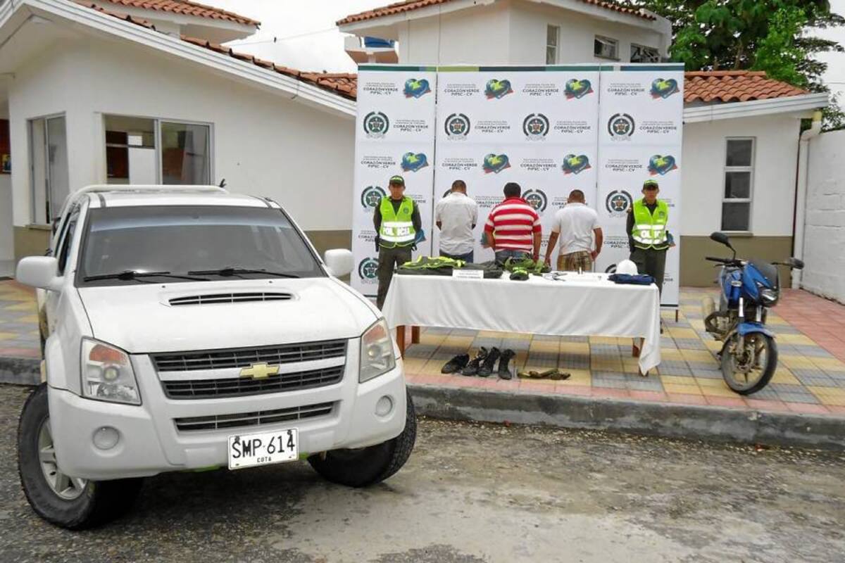 Los tres hombres de 33, 31 y 32 años de edad, fueron dejados a disposición de la Fiscalía Seccional de Sabana por los delitos de porte de prendas de uso privativo de fuerzas militares y porte ilegal de arma de fuego. (Foto: Suministrada/VANGUARDIA LIBERAL)