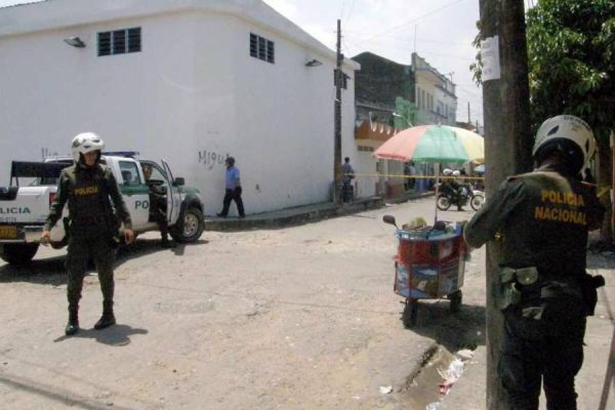 En la carrera cuatro con calle quinta, en la Comuna Uno, se presentó el hecho violento que dejó a un joven gravemente herido. Unidades policiales llegaron al sitio para intentar verificar lo ocurrido.(Foto: Édgar Pernett/VANGUARDIA LIBERAL )