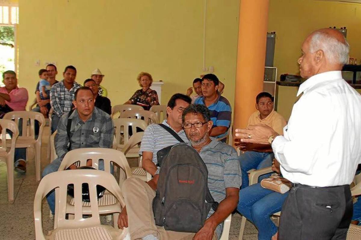 En una reunión que se realizó ayer en la Casa de la Cultura, los miembros del sector cultural de Barrancabermeja evaluaron el manifiesto público a la Alcaldía, para enviarlo este mismo día. (Foto: Edgar Pernett/VANGUARDIA LIBERAL)