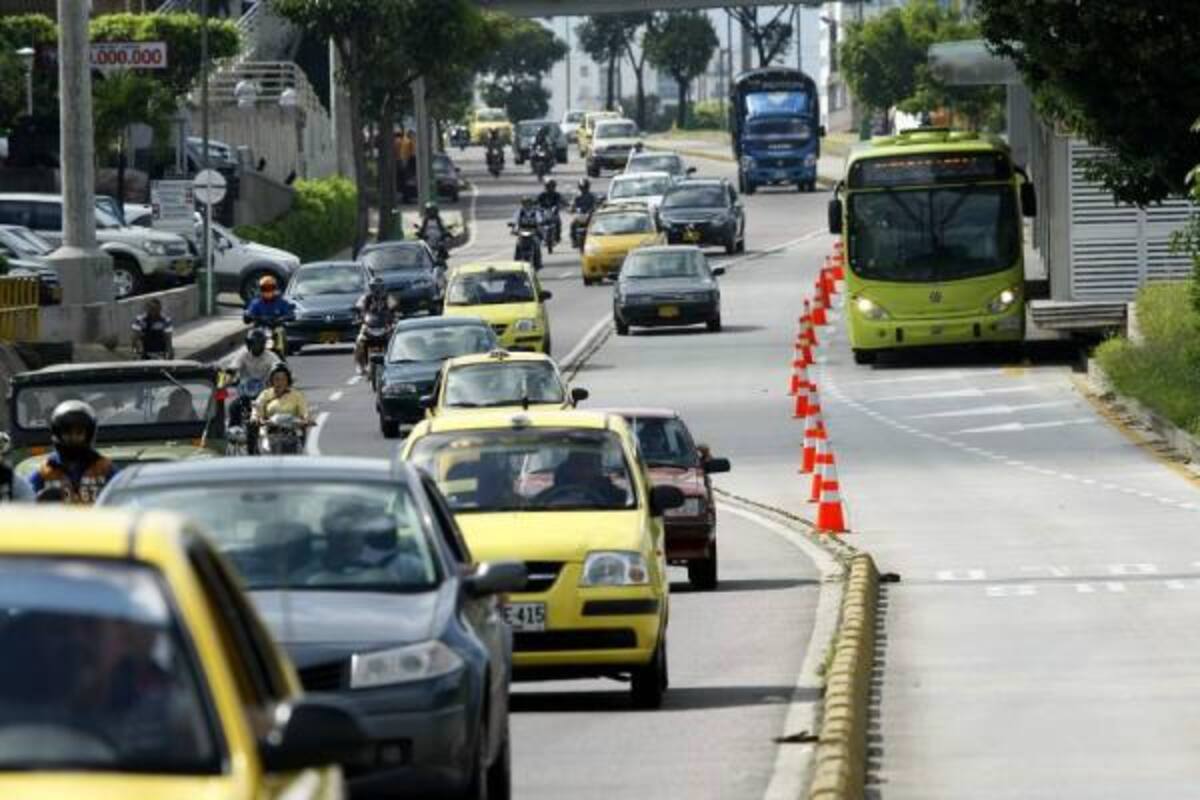 Así se ve el acceso sur-norte al Viaducto 'García Cadena' cuando está en marcha el Pico y Placa. Y aunque el tránsito es más rápido durante esas horas, la movilización se vuelve caótica una vez se levanta la restricción vehicular. (Foto: Foto: Javier Gutiérrez / VANGUARDIA LIBERAL)